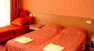 Гостиница Ренессанс Алушта Улучшенный двухместный номер с 1 кроватью или 2 отдельными кроватями и видом на бассейн-1